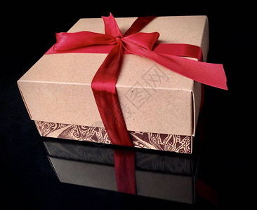 礼物包裹在一个方形盒子里背景图片