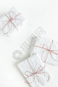 圣诞节新年背景最小的节日组成三件礼物用白纸包着图片