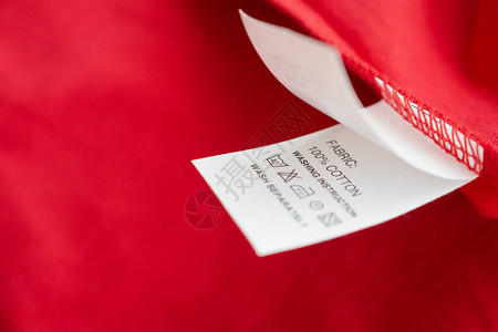 红棉衬衣上贴有衣服标签的白色背景图片