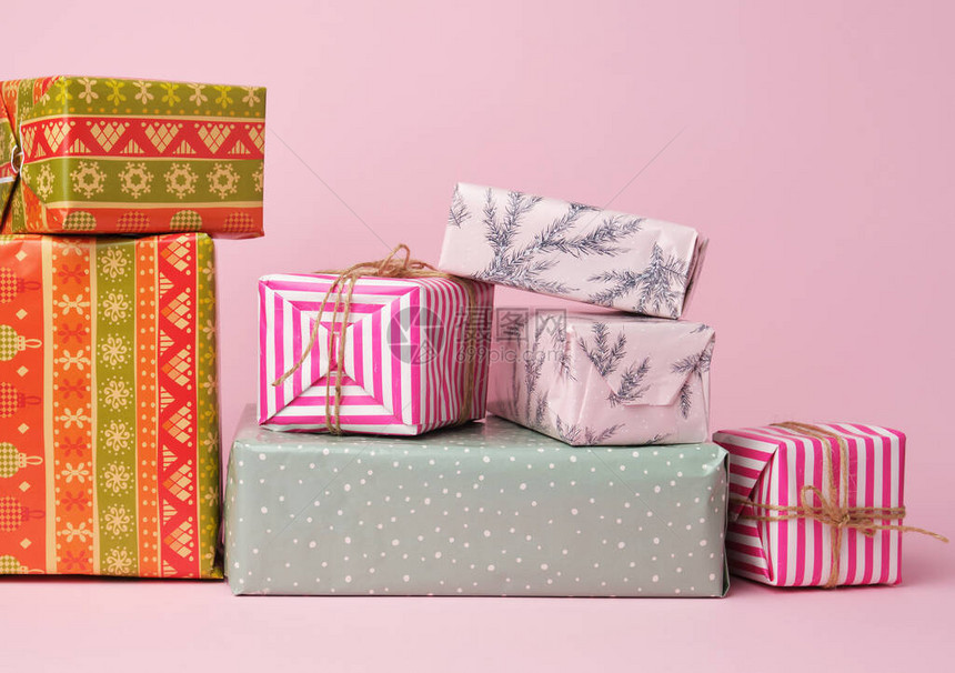 彩色纸包礼品盒用于任何目的绝佳设计图片