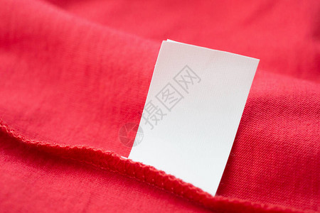 红棉衬衣上贴有衣服标签的白色图片