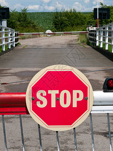 停止在英国Gloucester和Sharpness运河上一座摇摆桥图片