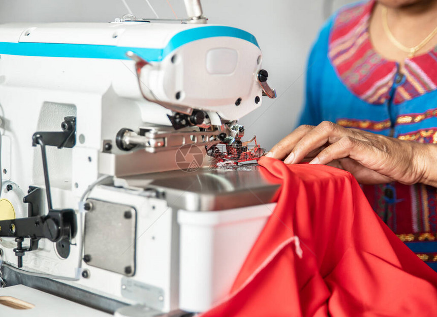 亚洲女裁缝在纫机上工作纺织缝纫工业图片