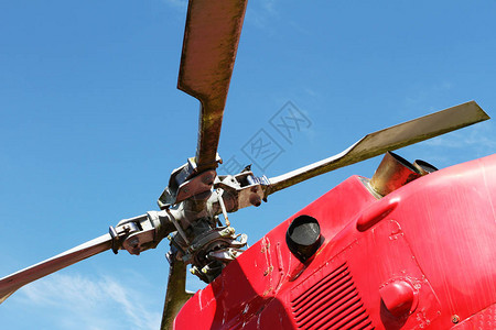 红色空中救护直升机图片
