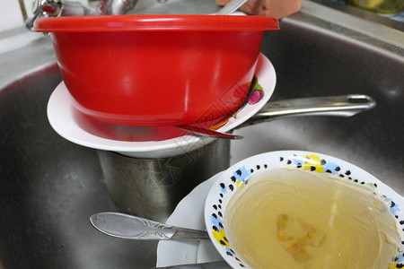 厨房金属水槽里的脏盘子厨房里脏盘子的照片不锈钢水槽它包含图片