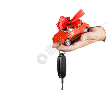 红色车手持弓和钥匙在经销商手上用图片