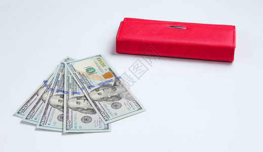 白种背景的红钱包和100元钞票背景图片