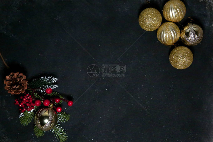 黑色背景的金色圣诞装饰品圣诞节图片
