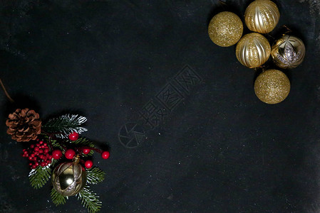 黑色背景的金色圣诞装饰品圣诞节图片