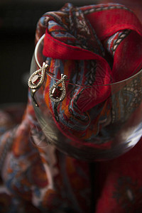 玻璃杯中镶嵌红宝石的耳环图片