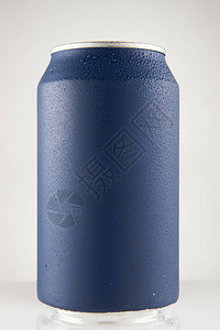 蓝色冷的苏打水罐在白色背景上滴下一滴图片