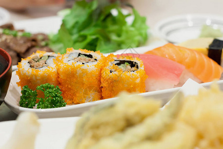 白盘子上的寿司图片