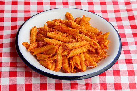 意大利餐厅红白格子桌布上的番茄和奶酪图片