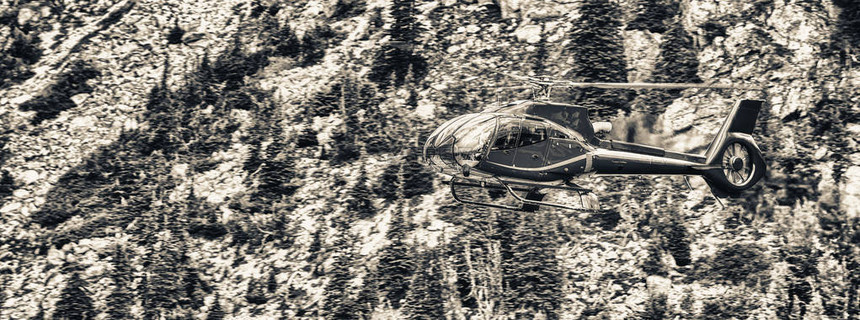 山地行动中的红色救援直升机图片