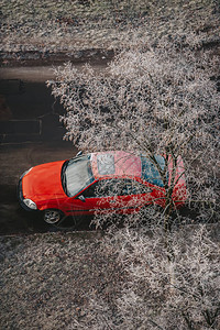 冬季红车在停车场的院子里站图片
