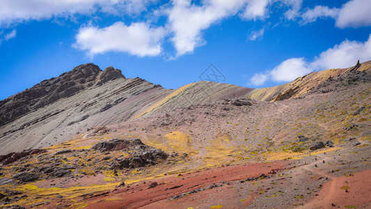 Vilcanota山上富含矿产地质构造的矿物图片