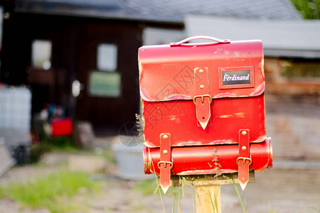 一个红色邮箱上面写着费迪南德的名字图片