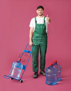 带瓶装水的送货员在彩色背景图片