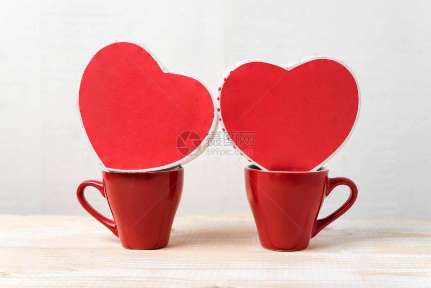 两个红杯和心形盒子图片