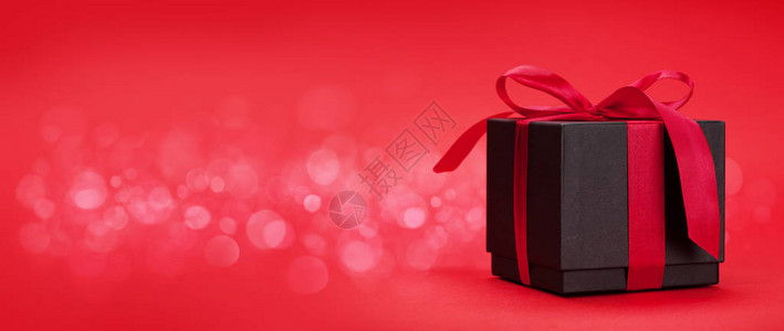 情人节贺卡礼盒在红色背景前摆放图片