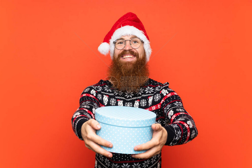 有长胡子的圣诞男子拿着礼物过着与世隔图片
