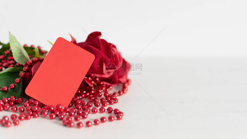 情人节或周年纪念礼物和一束美丽的红玫瑰图片