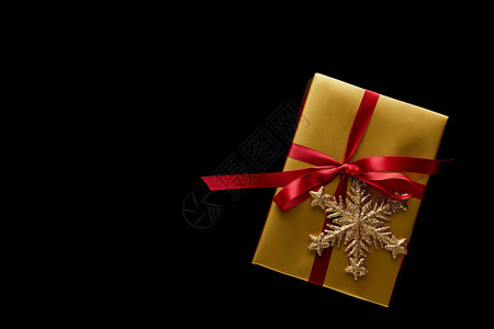 红色丝带和雪花的闪亮圣诞礼物图片