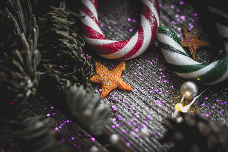 圣诞树锥形棒糖亮片上的圣诞装饰图片