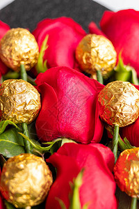 一束红玫瑰与金色巧克力图片