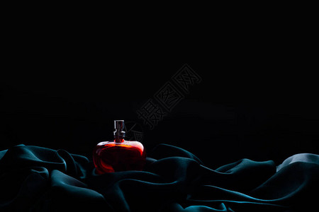 黑色背景中的香水瓶图片