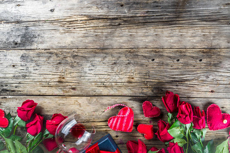 情人节背景与手工制作的红色纺织心红丝带酒杯和玫瑰质朴的木质背景顶图片