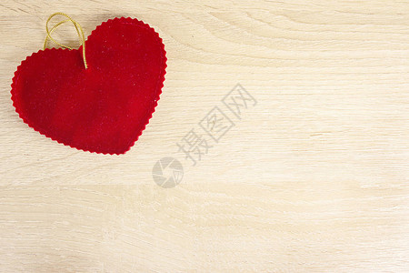 情人节背景与仿古木头上的红色心图片