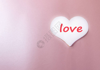 白色背景与纸心和LOVE粉红色背景心爱节日贺卡节日情人节的最低限度创图片