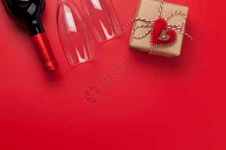情人节礼物盒和红背景的酒瓶图片