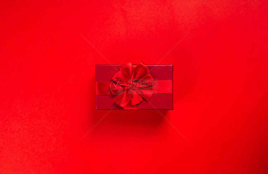 红色背景中的红色礼盒图片