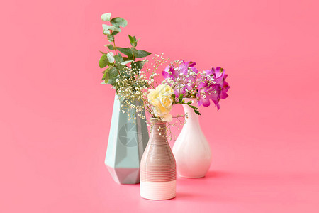 美丽的花瓶彩色背景上的花朵图片