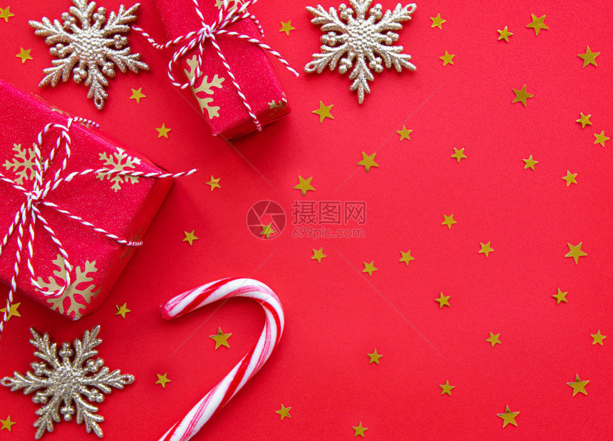红色背景的圣诞礼物盒和装饰品平图片