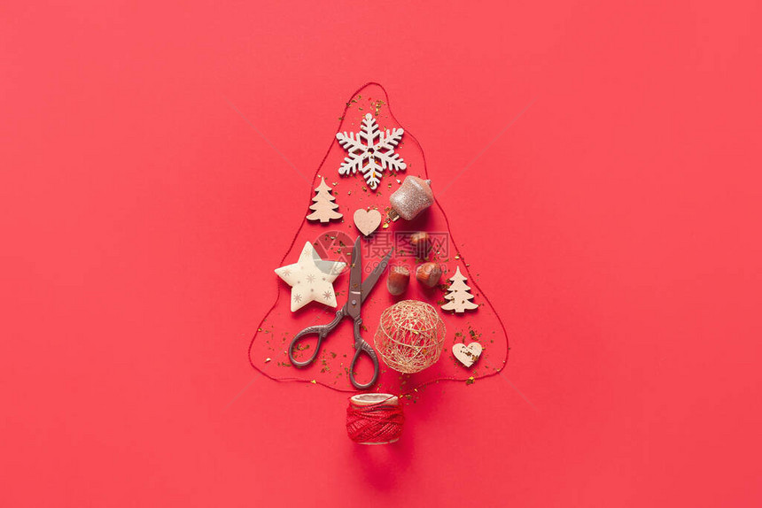 圣诞树由新年装饰品以图片