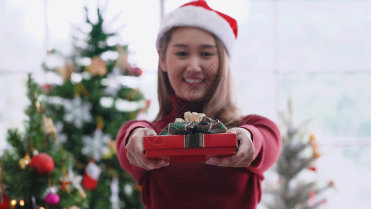 年轻亚洲女孩用微笑的面容给摄影图片