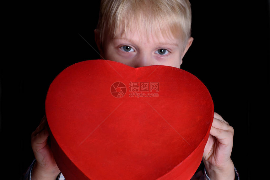 穿着红盒的金发男孩戴着黑底心脏形状的红图片