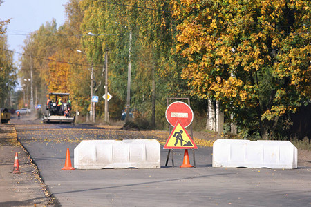塑料路障和维修工作标志阻挡了通往正在铺设新沥青的路段有秋天图片