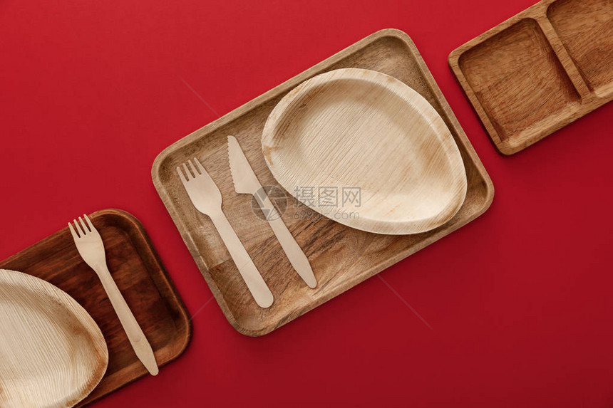 红色背景板盘和餐具的长方形木图片