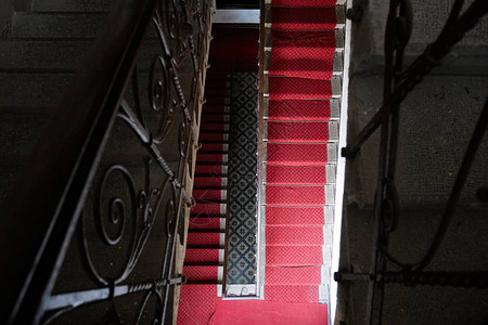 古民居的旧楼梯宫殿里有红地毯的经典楼梯历史房屋中老式木楼图片