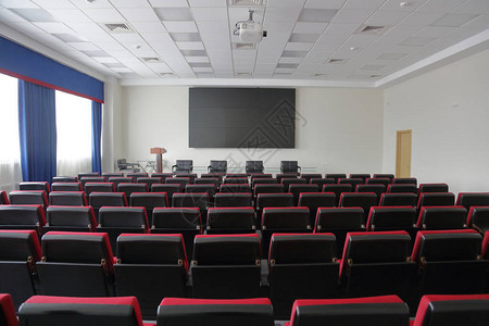 在供介绍记者招待会和研讨会的空会议室内用红色背景图片