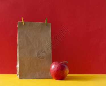学校午餐棕纸袋和彩色纸面图片