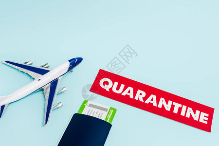 贴有检疫护照和飞机票的玩具飞机在纸面附图片