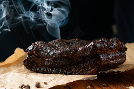 烟熏牛腩烧烤木板上有深色树皮图片