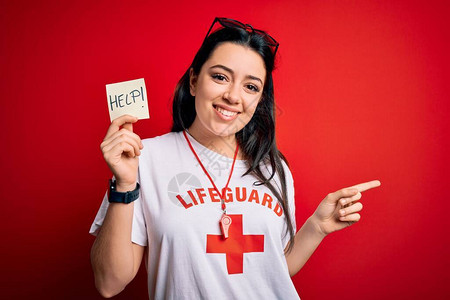 年轻女救生员在红色背景上带着纸条的帮助词图片