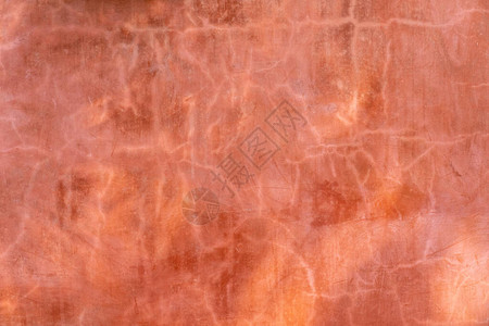 开裂和弄脏红色橙水泥墙阳光燃图片
