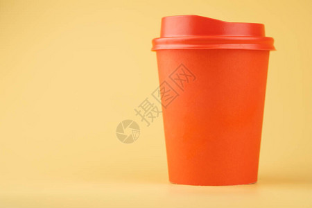 红色咖啡杯黄背景上有红盖图片